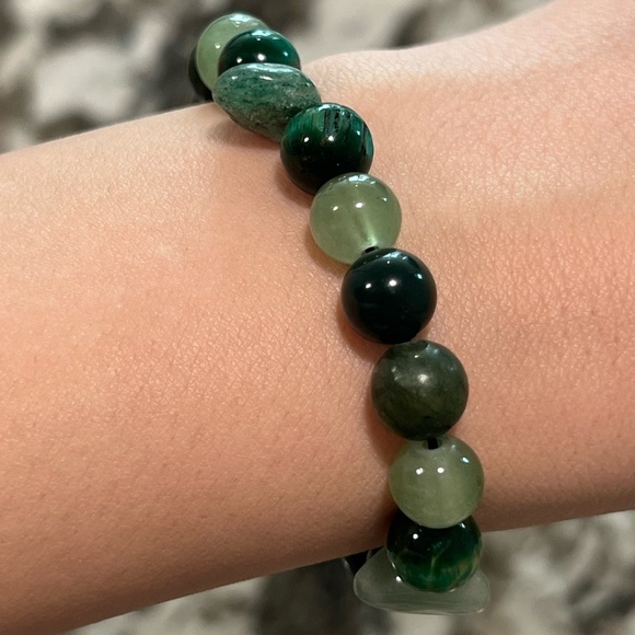 Hand Crafted Green Tiger Eye, Southern Jade & Stone Chip Stretch Bracelet - Picture 2 of 3